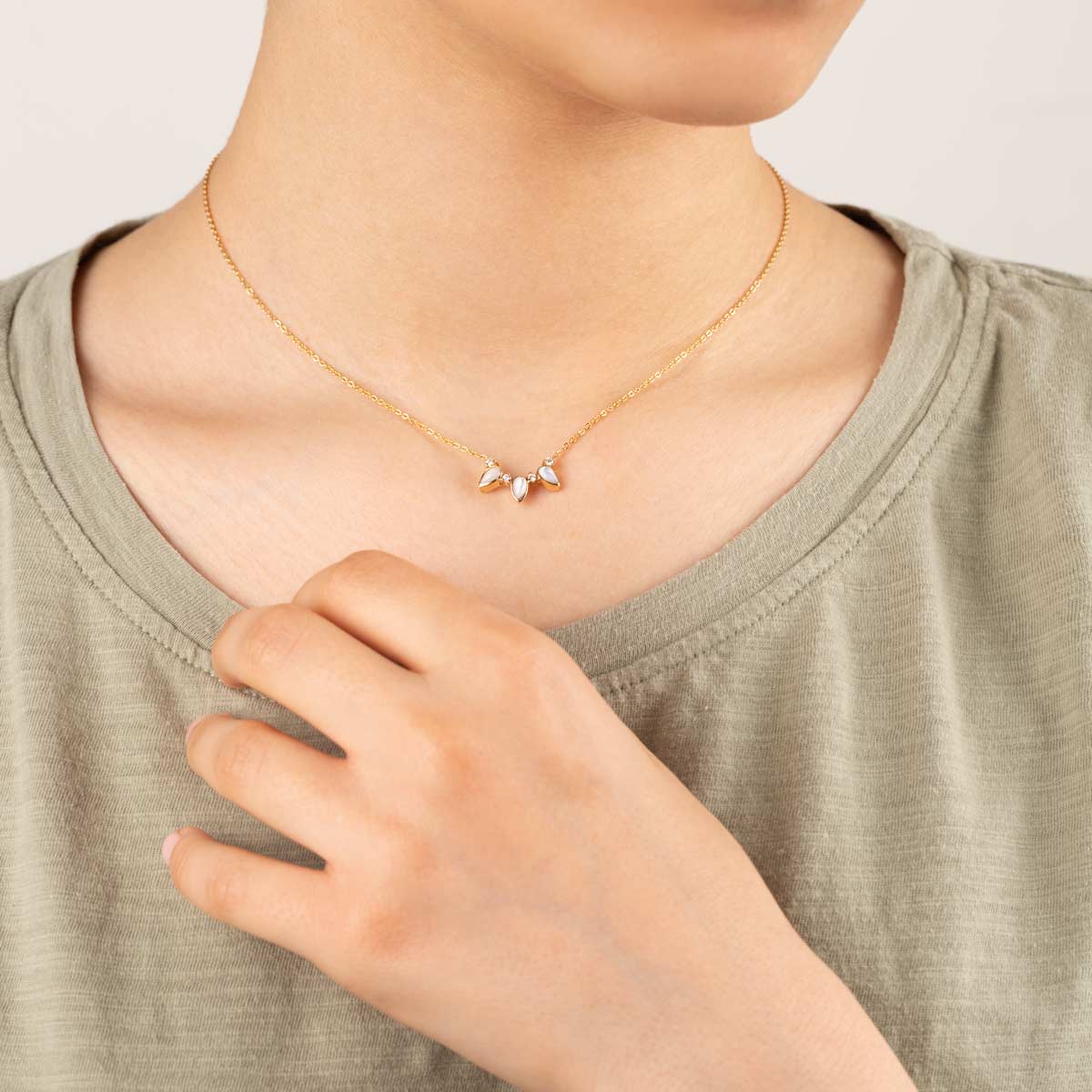 گردنبند طلا مینِلاوا و صدف