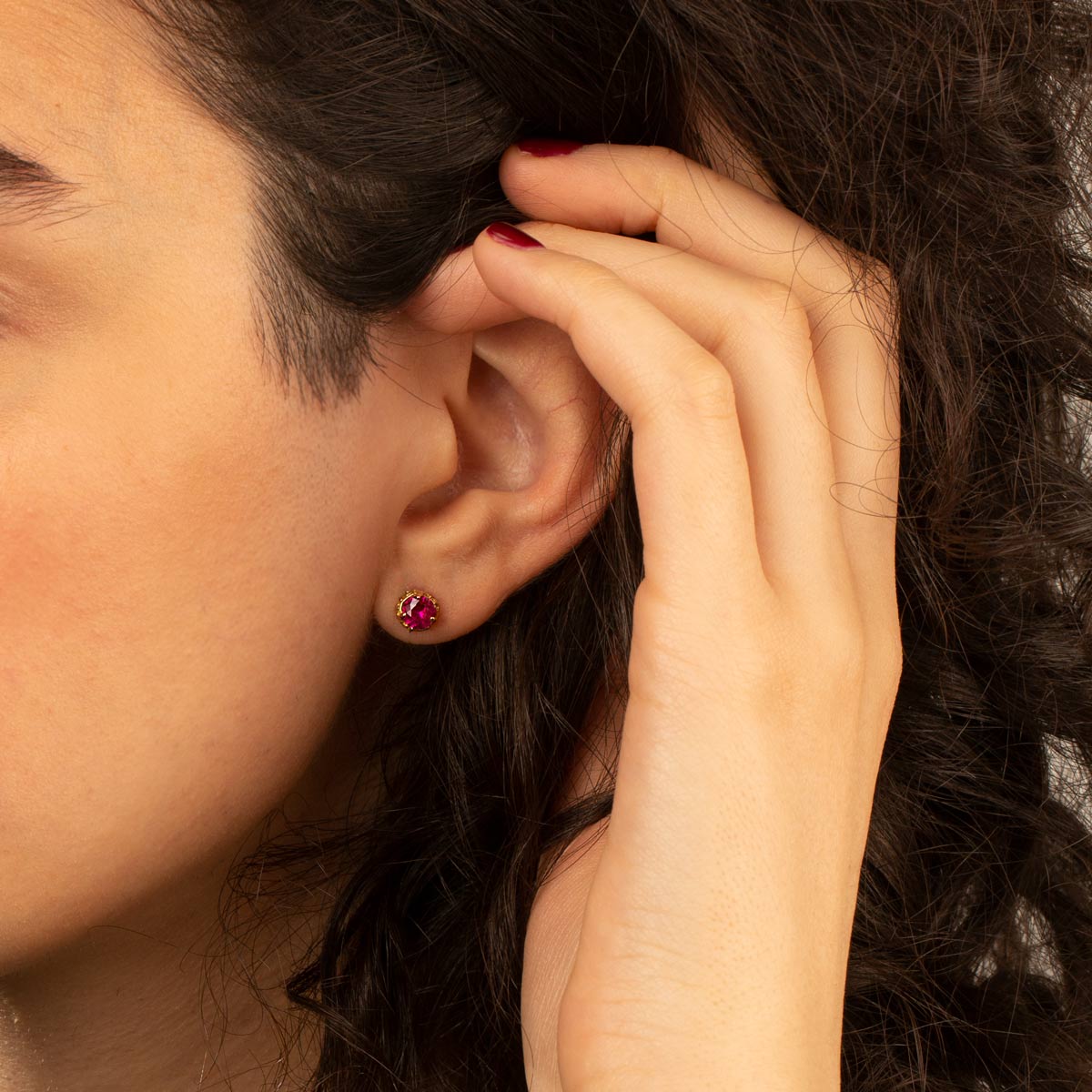 گوشواره طلا دایره نگین دار قرمز