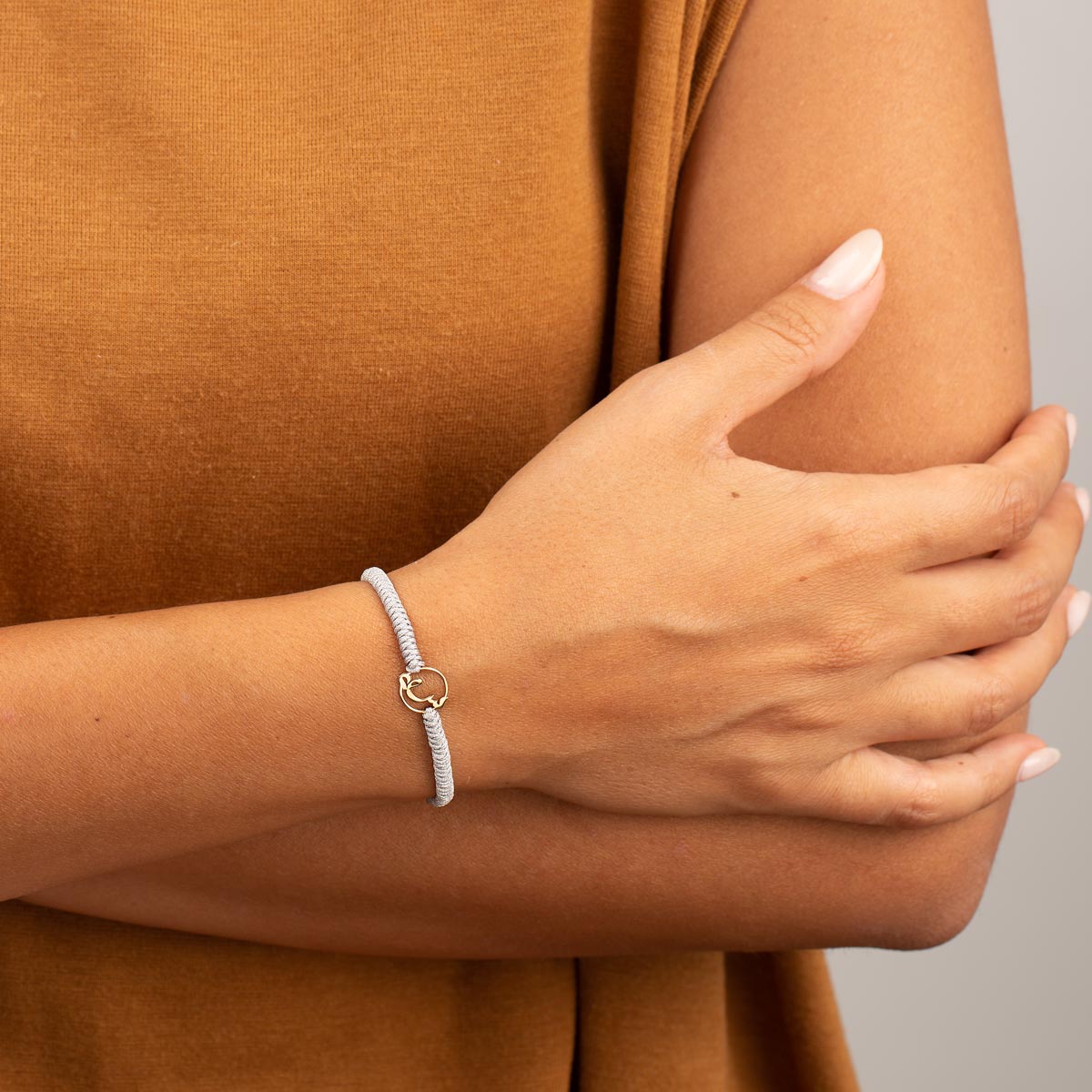 دستبند طلا بافت حرف ''س'' - تصویر 3