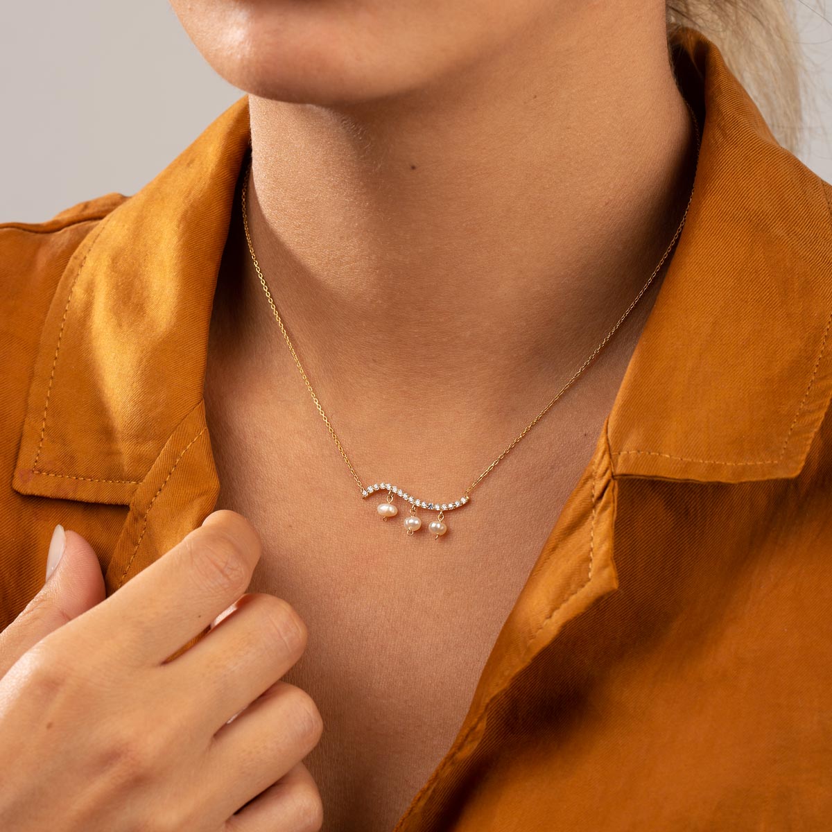 گردنبند طلا منحنی ۳ مروارید - تصویر 2