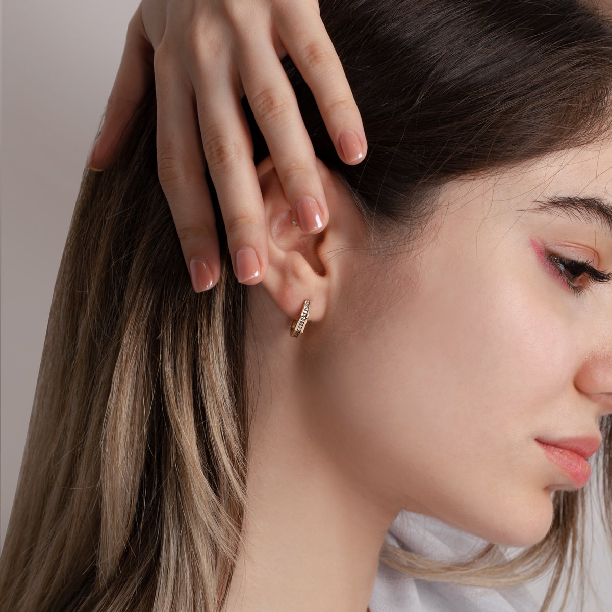 گوشواره طلا حلقه ای چند ضلعی نگین دار - تصویر 5