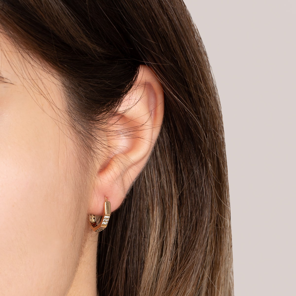 گوشواره طلا حلقه ای شش ضلعی نگین دار - تصویر 3