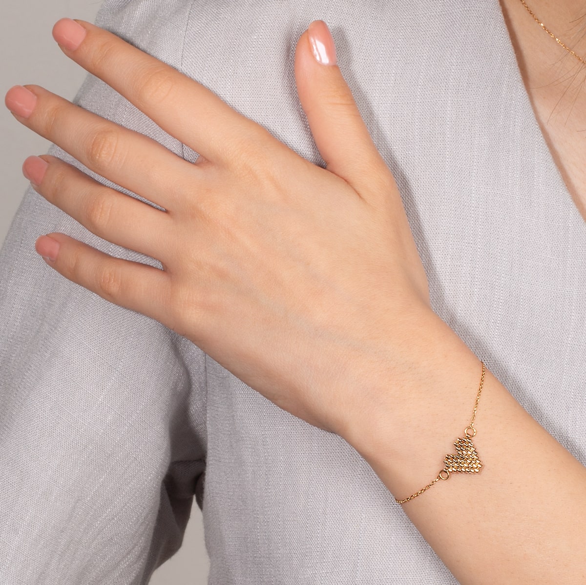 دستبند طلا زنجیری قلب منجوقی - تصویر 3