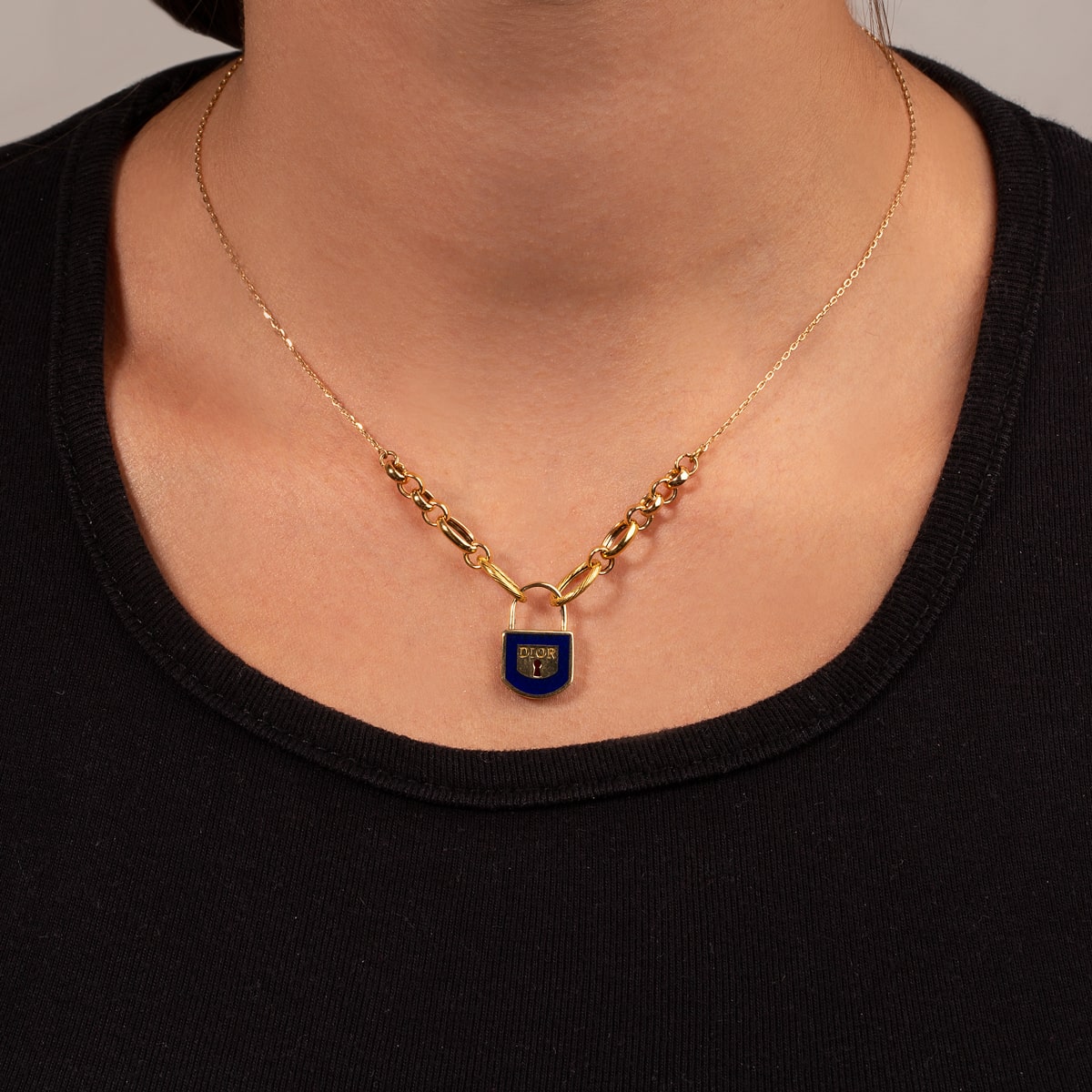 گردنبند طلا قفل مینا کاری سرمه ای "Dior" گالری طلا پرسته